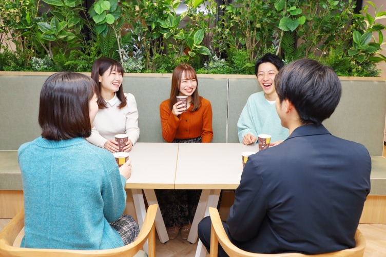 株式会社東京ドームのカフェスペースで社員が談笑しているようす