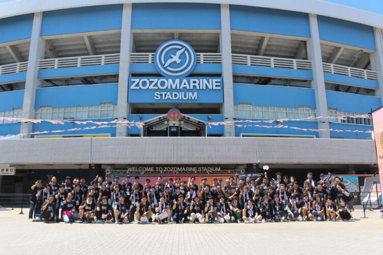 千葉ロッテマリーンズが本拠地とするZOZOマリンスタジアムの前に集合した東洋合成の社員