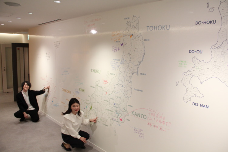 株式会社トラストバンクのエントランスにある日本地図に書かれた各自治体からのメッセージ