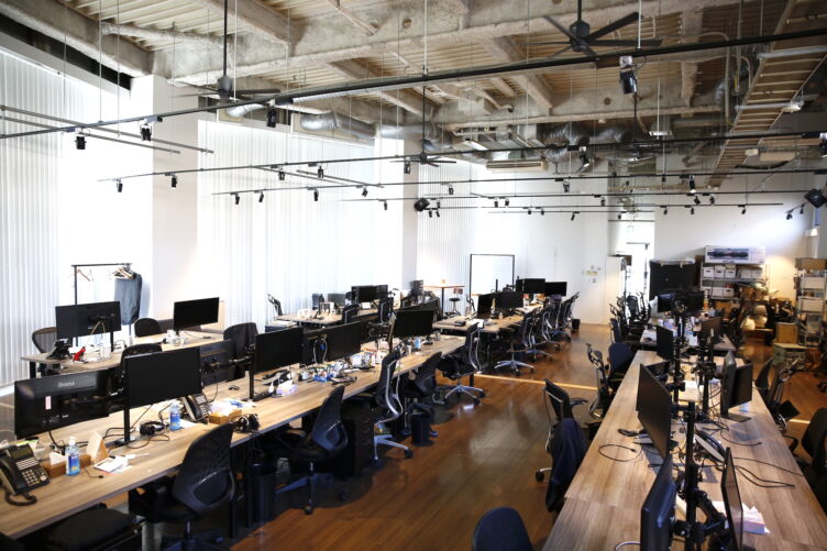 TuneCore JapanのデスクにPCが並ぶオフィス風景