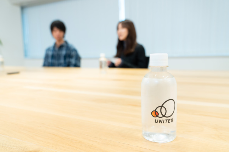 株式会社ユナイテッドのロゴが入ったペットボトル飲料水