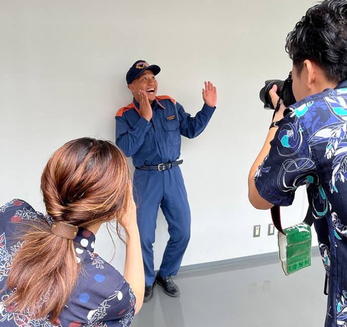 写真撮影でポーズを取る沖縄県うるま市の消防署職員