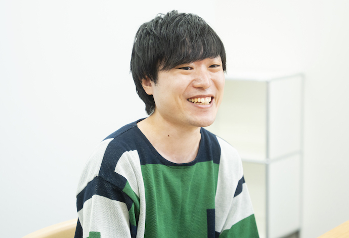 ヤフー株式会社のCTO室アプリ統括部所属エンジニアである田中さんが笑顔で話しているようす