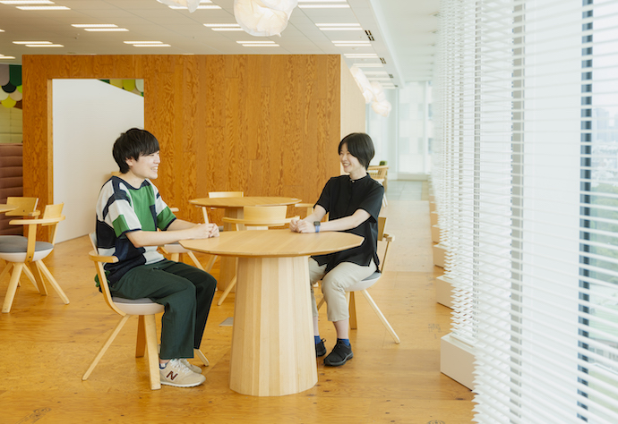 ヤフー株式会社のフリースペースで談笑する池松さんと田中さん