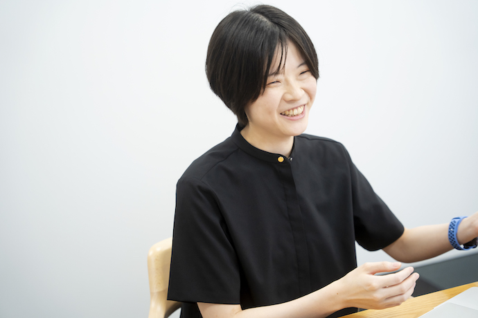 ヤフー株式会社のYahoo! JAPAN研究所上席研究員の池松さんが笑顔で話しているようす