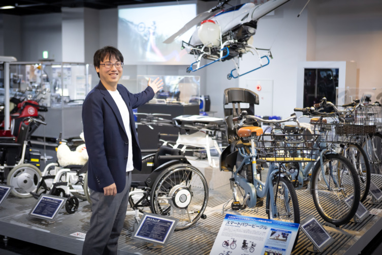 ヤマハ発動機株式会社の佐原さんが電動アシスト自転車を紹介しているようす