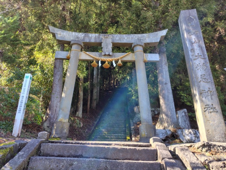 森子大物忌神社の石段と鳥居を見上げる風景